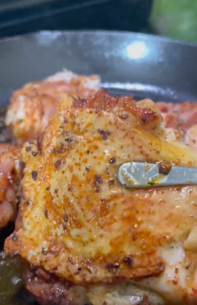 close up view of chicken in a pan